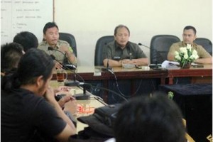 Sekwan saat memberikan keterangan kepada sejumlah wartawan.